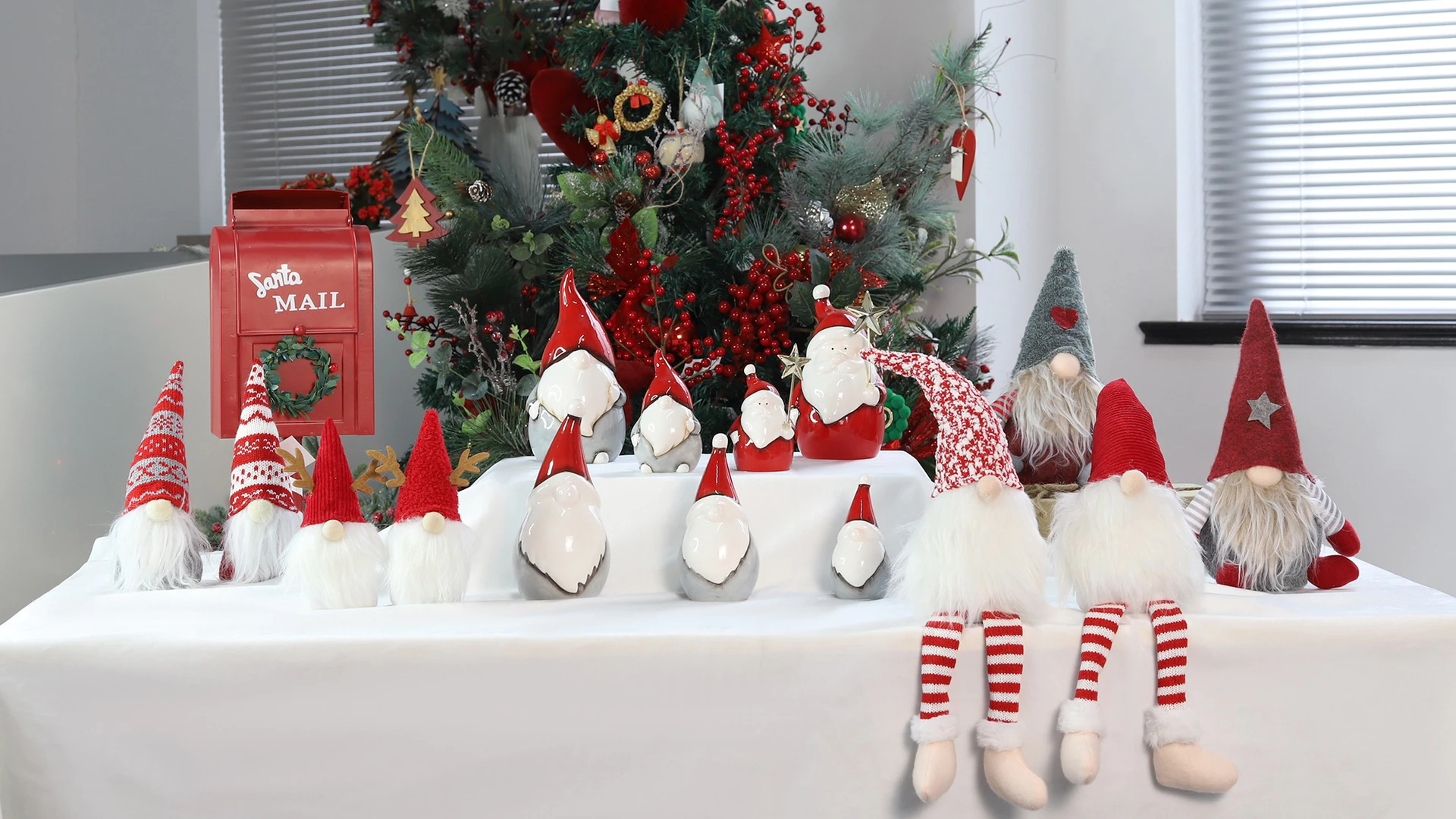 Holiday Present Winter Christmas Table Decoration Christmas Ceramic Gnome Santa Claus Figurine