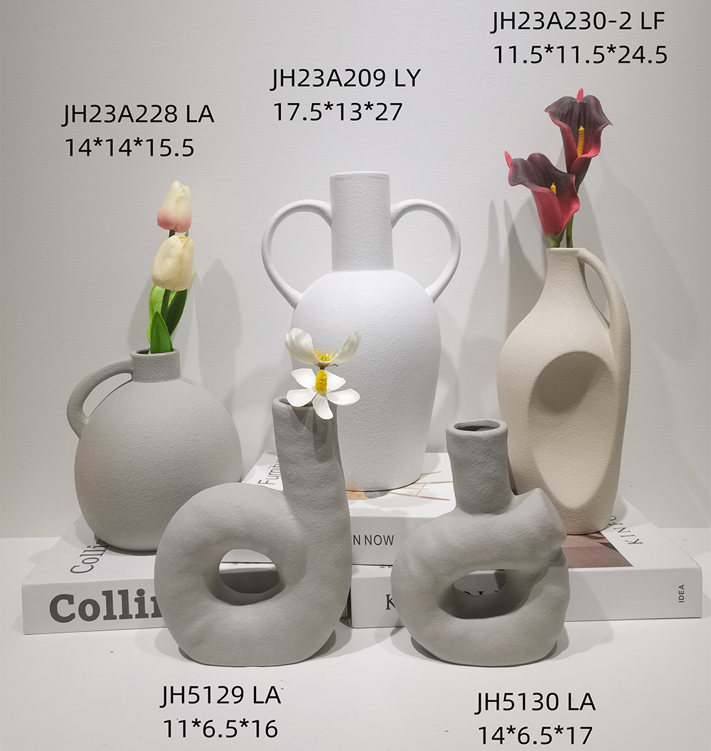 Minimalist Decor White Ceramic Modern Vase Hollow Heart Matte Pampas Flower Vases